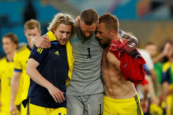 Švedijos žaidėjai Emilis Forsbergas, Robinas Olsenas ir Sebastianas Larssonas po Euro 2020 mačo su Ispanija. - Sputnik Lietuva