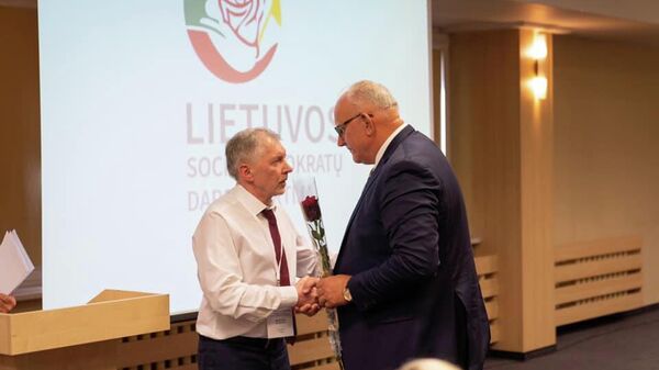 Члены Социал-демократической трудовой партии Литвы Гедиминас Киркилас и Йонас Пинскус - Sputnik Литва