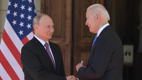 Президент РФ Владимир Путин и президент США Джо Байден (справа) во время встречи в Женеве на вилле Ла Гранж - Sputnik Литва