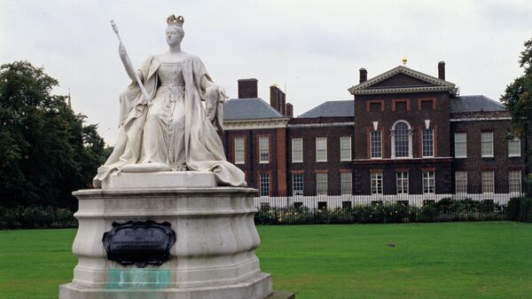 Памятник королеве Виктории на фоне Кенсингтонского дворца в Лондоне - Sputnik Литва
