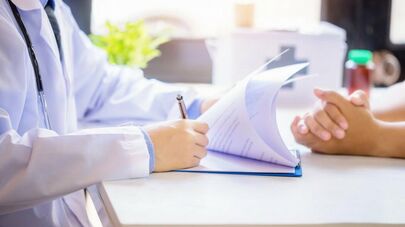 Врач выписывает рецепт