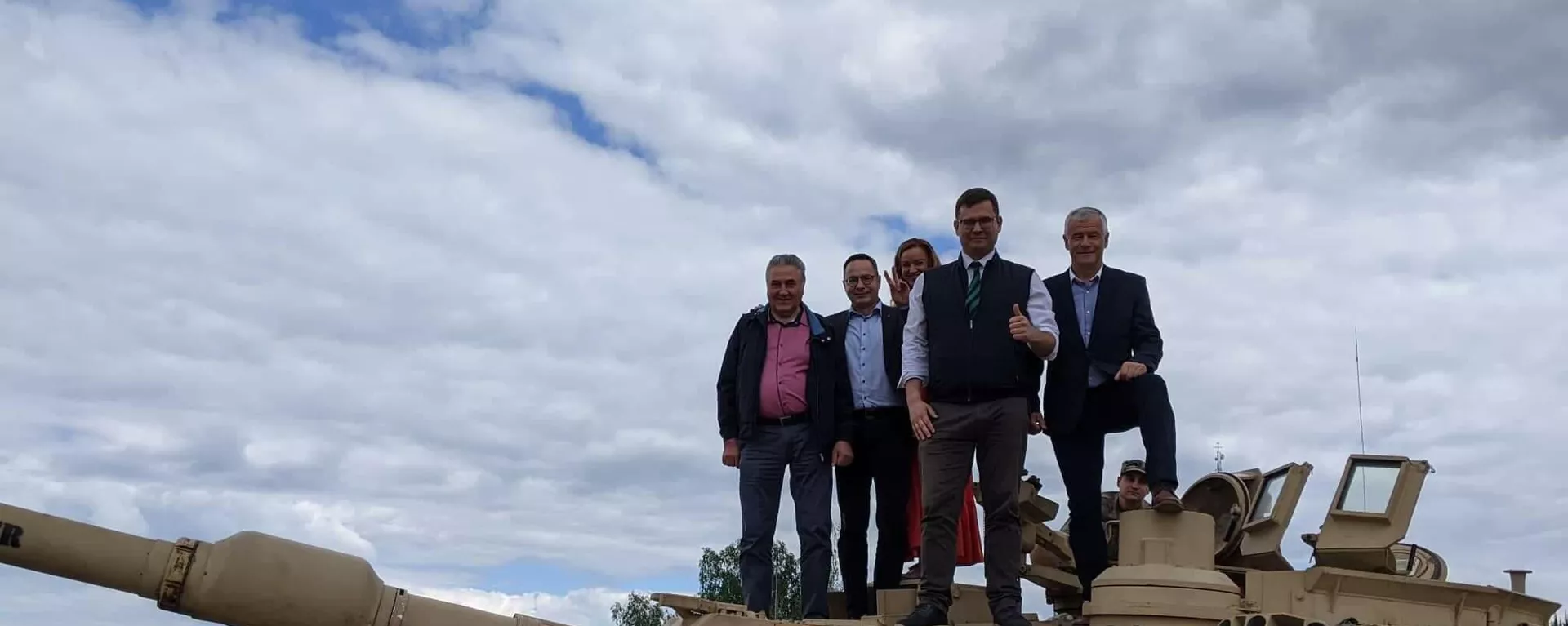 Lietuvos Seimo nariai prie JAV tankų Pabradėje - Sputnik Lietuva, 1920, 23.06.2021