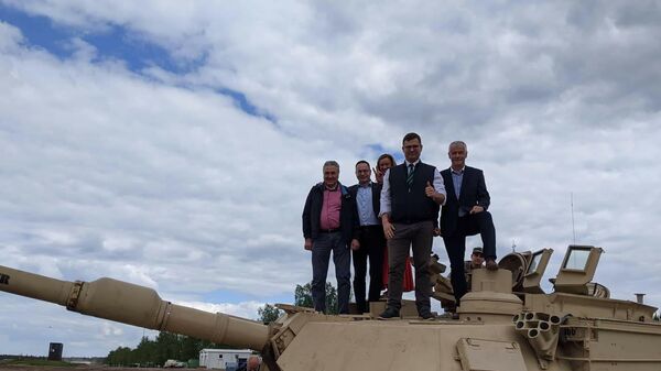 Члены Сейма Литвы около танков США в Пабраде - Sputnik Литва
