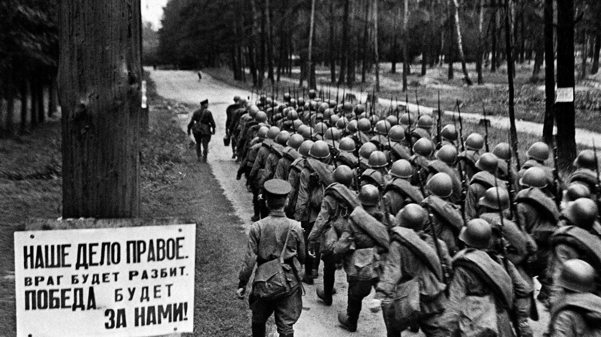 Колонны бойцов движутся на фронт. Москва, 23 июня 1941 года - Sputnik Lietuva, 1920, 22.06.2021