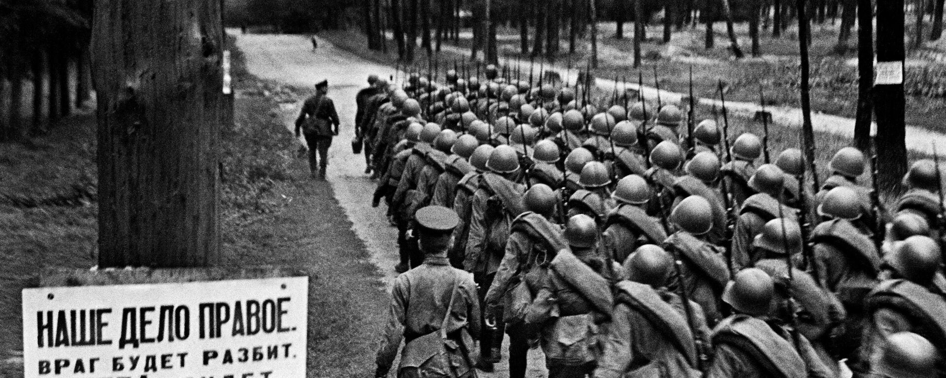 Колонны бойцов движутся на фронт. Москва, 23 июня 1941 года - Sputnik Lietuva, 1920, 22.06.2021