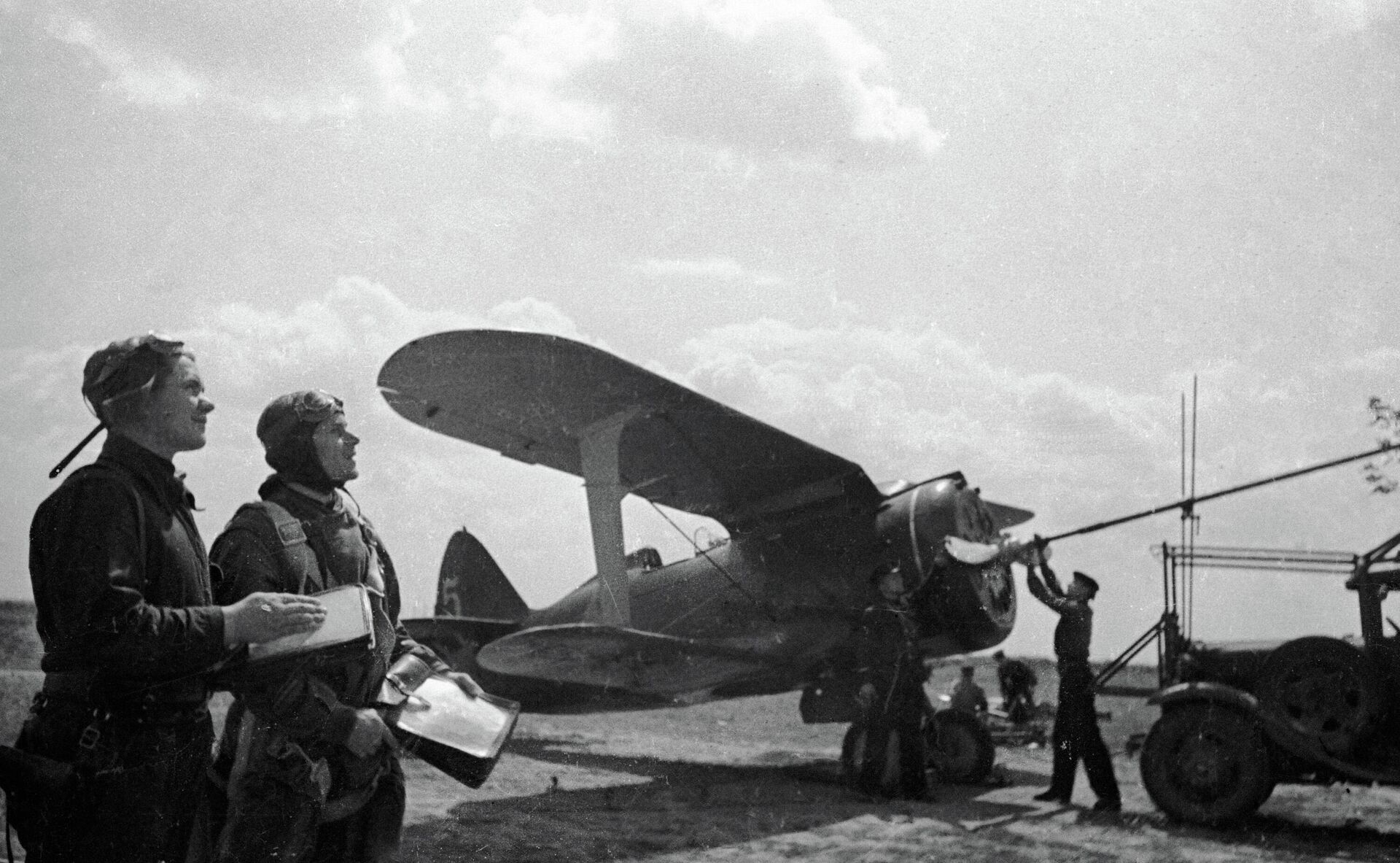 Летчики готовят самолет к боевому вылету - Sputnik Lietuva, 1920, 22.06.2021