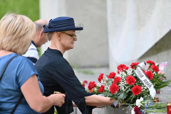Jie padėjo gėles ir vainikus memorialo papėdėje karių kapinėse. - Sputnik Lietuva