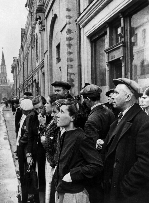 Didysis Tėvynės karas 1941–1945 metais. Maskvos gyventojai 1941 metų birželio 22 dieną, kai per radiją paskelbė vyriausybės žinią apie klastingą nacistinės Vokietijos ataką prieš Tarybų Sąjungą. - Sputnik Lietuva