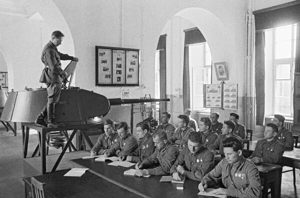 Didysis Tėvynės karas 1941–1945 metais. Pirmosios karo dienos. I. V. Stalino karo akademijos Raudonosios armijos mechanizavimo ir motorizavimo (Raudonosios armijos) instituto absolventai, Maskva, 1941 metų birželio mėnesis. - Sputnik Lietuva