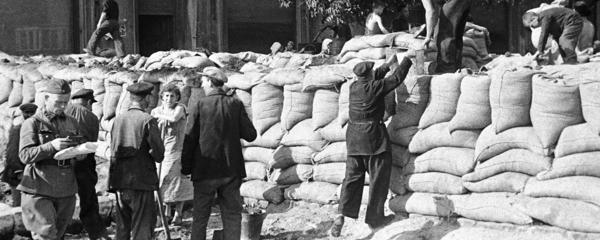 Piliečiai savo gimtojo miesto gatvėse stato įtvirtinimus - Sputnik Lietuva, 1920, 11.07.2021