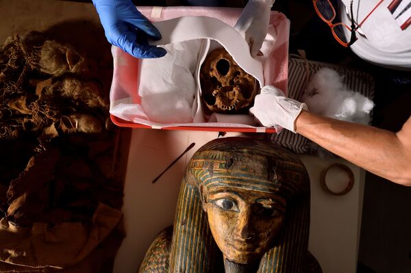 Tyrėjai ruošiasi Egipto mumiją iš Bergamo pilietinio archeologijos muziejaus perkelti į Milano Policlinico ligoninę, kad būtų atliktas kompiuterinis tyrimas, siekiant ištirti jos istoriją. - Sputnik Lietuva