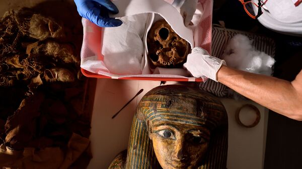 Ученые во время переноса египетской мумии в Милан из Бергамо  - Sputnik Lietuva