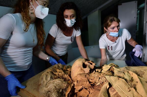 Tyrėjai ruošiasi Egipto mumiją iš Bergamo pilietinio archeologijos muziejaus perkelti į Milano Policlinico ligoninę, kad būtų atliktas kompiuterinis tyrimas, siekiant ištirti jos istoriją. - Sputnik Lietuva