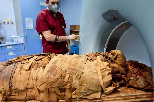 Medicininės radiologijos technikas paruošia kompiuterinę tomografiją, kad atliktų Egipto mumijos radiologinį tyrimą, 2021 metų birželio 21 dieną Milano (Italija) Policlinico ligoninėje.  - Sputnik Lietuva