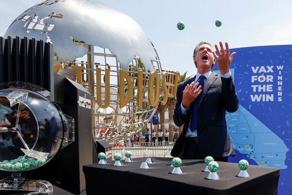 Kalifornijos gubernatorius Gavin&#x27;as Newsom&#x27;as žongliruoja loterijos kamuoliukais &quot;Universal Studios Hollywood&quot;, Los Andžele, Kalifornijoje, JAV 2021 metų birželio 15 dieną. - Sputnik Lietuva