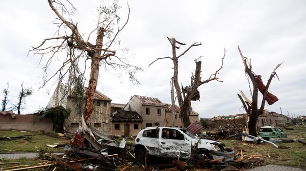 Tornado sukelti sunaikinimai Čekijos pietų Moravijos regione - Sputnik Lietuva