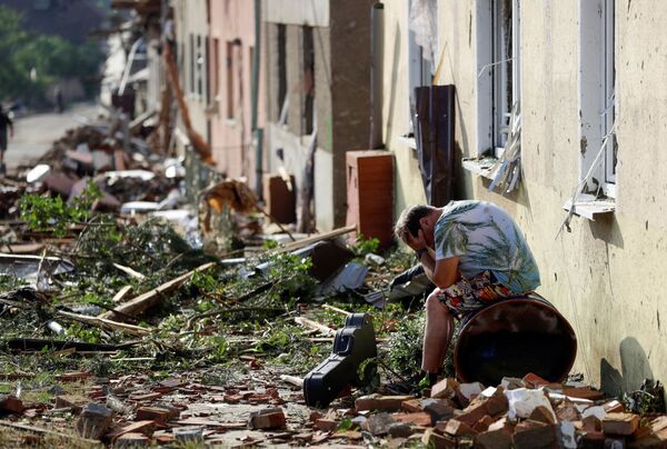 Vyro reakcija į sugriautus namus po tornado. - Sputnik Lietuva
