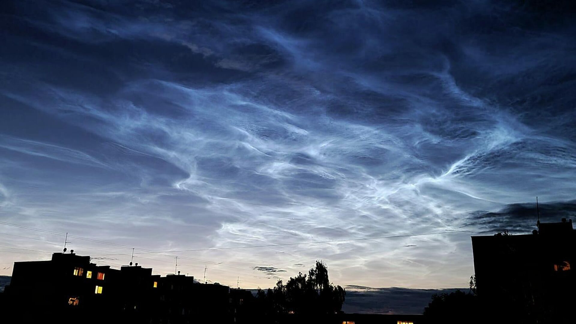 Очевидцы сфотографировали серебристые облака в небе над Литвой - Sputnik Литва, 1920, 29.06.2021