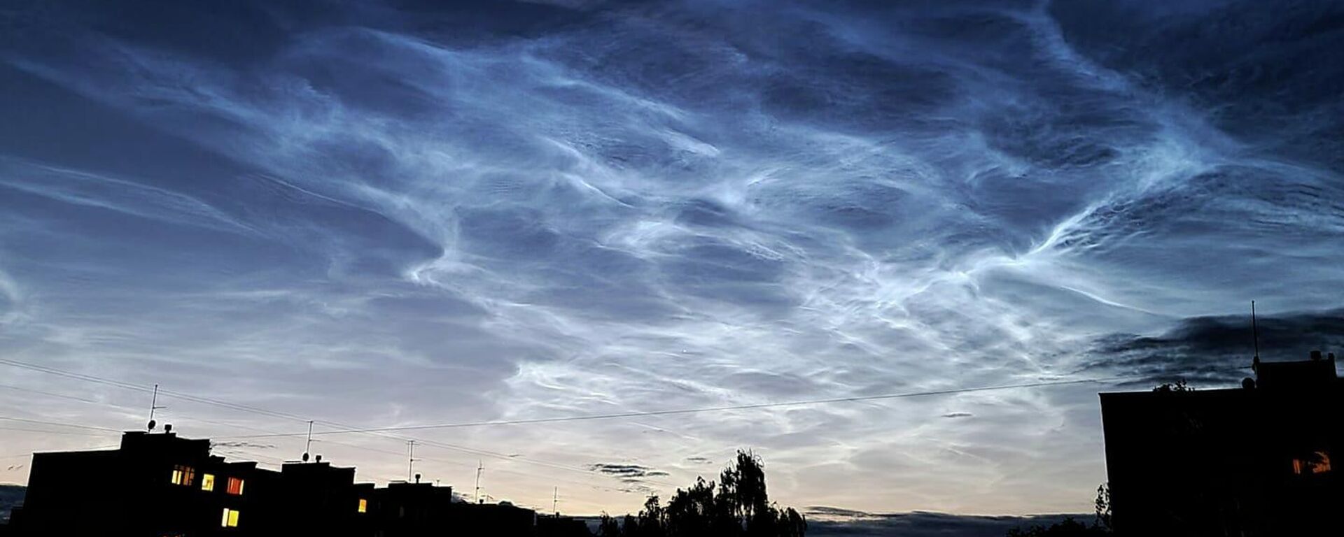 Очевидцы сфотографировали серебристые облака в небе над Литвой - Sputnik Литва, 1920, 29.06.2021