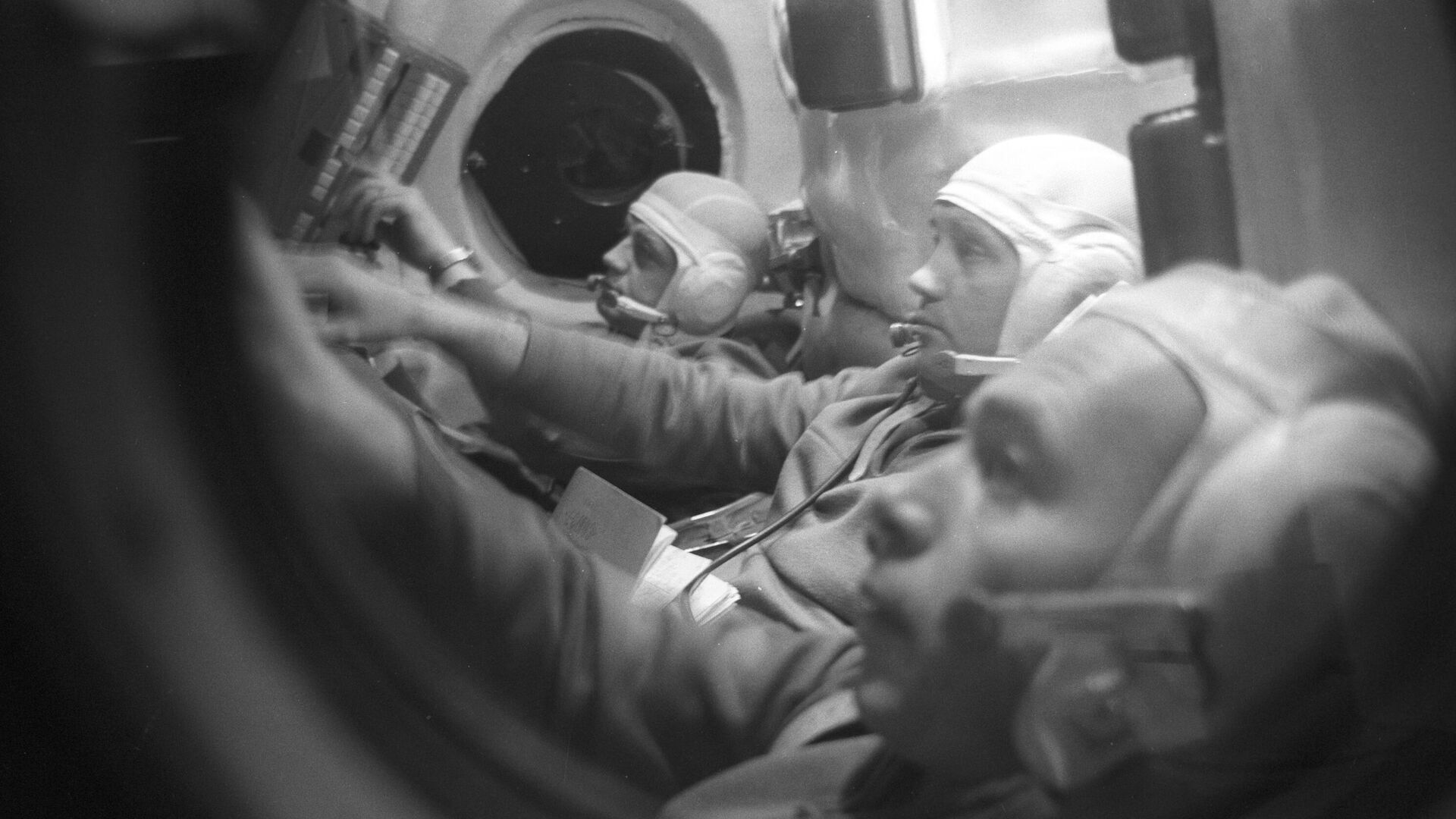 Erdvėlaivio „Sojuz-11“ įgula treniruotės metu treniruoklio kabinoje - Sputnik Lietuva, 1920, 30.06.2021