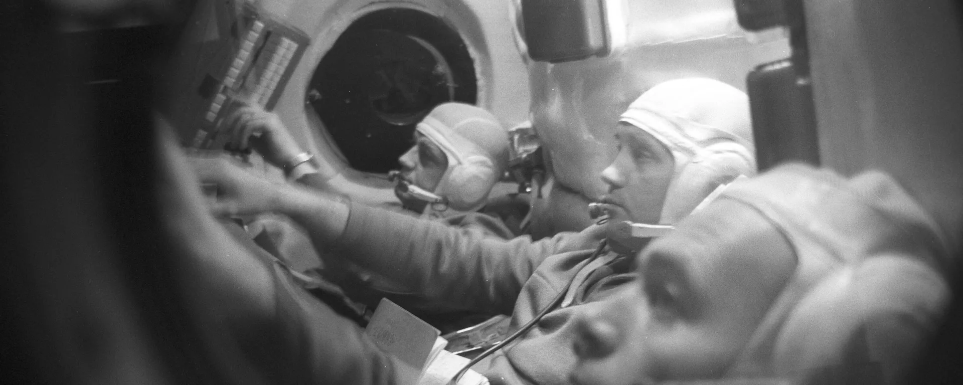Erdvėlaivio „Sojuz-11“ įgula treniruotės metu treniruoklio kabinoje - Sputnik Lietuva, 1920, 30.06.2021