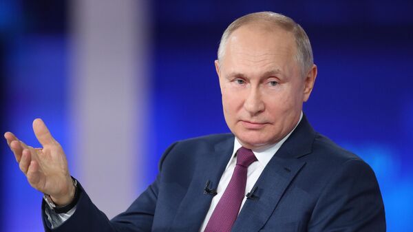 Президент РФ Владимир Путин отвечает на вопросы россиян во время ежегодной специальной программы Прямая линия с Владимиром Путиным - Sputnik Lietuva