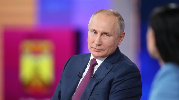 Президент РФ Владимир Путин отвечает на вопросы россиян во время ежегодной специальной программы Прямая линия с Владимиром Путиным - Sputnik Литва