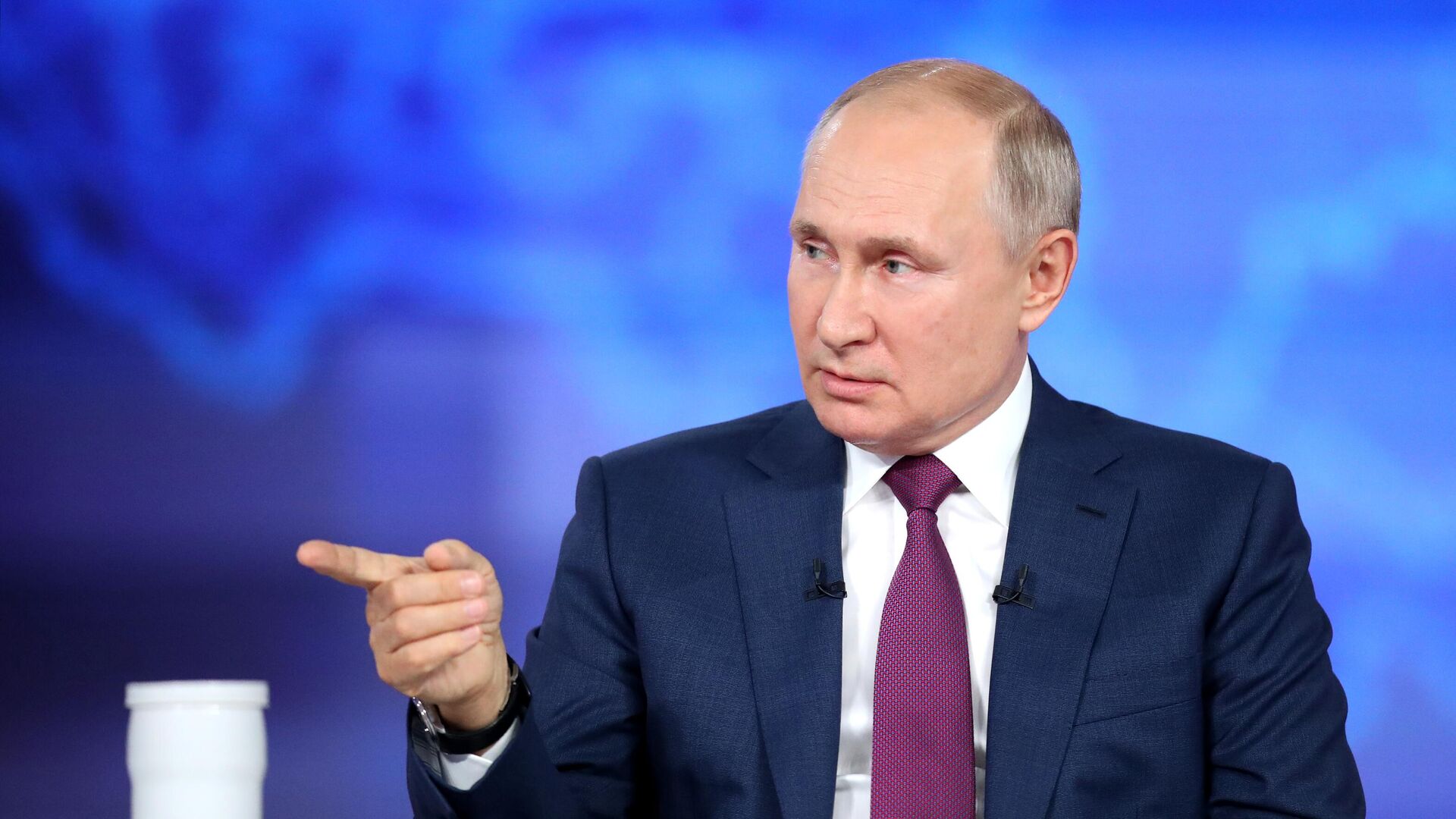 Rusijos prezidentas Vladimiras Putinas atsako į rusų klausimus kasmetinėje specialioje programoje Tiesioginė linija su Vladimiru Putinu - Sputnik Lietuva, 1920, 30.06.2021