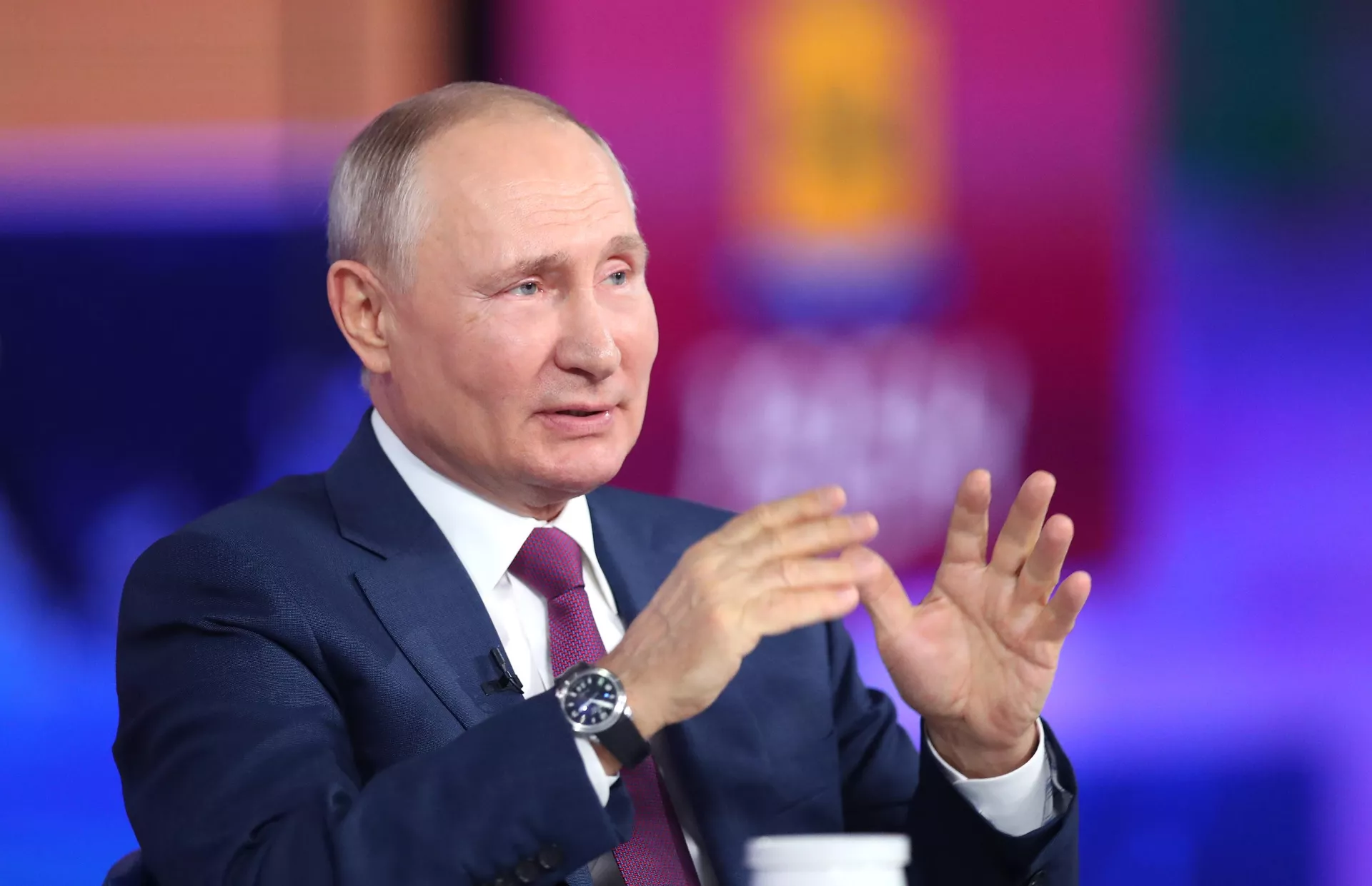 Президент РФ Владимир Путин отвечает на вопросы россиян во время ежегодной специальной программы Прямая линия с Владимиром Путиным - Sputnik Lietuva, 1920, 30.06.2021