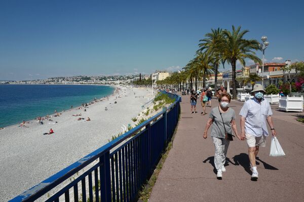 Šioje nuotraukoje, darytoje 2020 metų gegužės 30 dieną, matomi žmonės, dėvintys apsaugines kaukes. Jie palei Promenade des Anglais Prancūzijos Rivjeros mieste, Nicoje, pietų Prancūzijoje, nes Prancūzija sušvelnina karantiną, pandemija ir paplūdimiai oficialiai atidaromi birželio 2 dieną. Prancūzijos ministras pirmininkas Jean&#x27;as Castex&#x27;as 2021 metų birželio 16 dieną paskelbė, kad kaukės nuo 2021 metų birželio 17 dienos lauke Prancūzijoje nebebus privalomos. - Sputnik Lietuva
