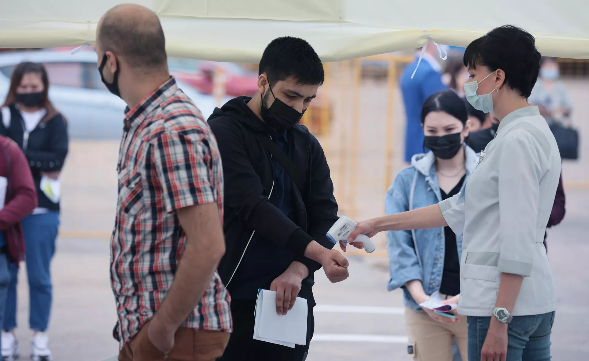 Вакцинация трудовых мигрантов на территории ТЦ Садовод в Москве Вакцинация трудовых мигрантов на территории ТЦ Садовод в Москве - Sputnik Lietuva, 1920, 01.07.2021