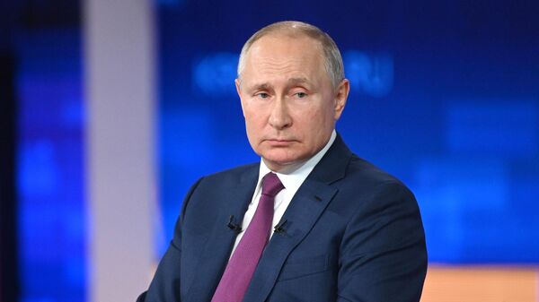 Президент РФ Владимир Путин отвечает на вопросы россиян во время ежегодной программы Прямая линия с Владимиром Путиным - Sputnik Литва