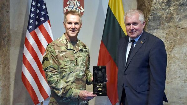 Министр обороны Литвы Арвидас Анушаускас встретился с командующим Силами специальных операций США генералом Ричардом Кларком - Sputnik Литва