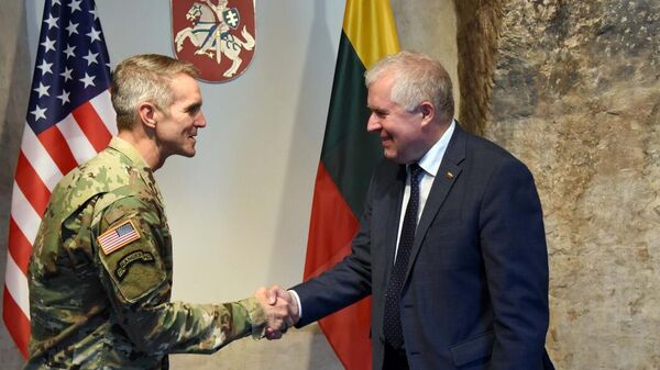 Lietuvos krašto apsaugos ministras Arvydas Anušauskas susitiko su JAV specialiųjų operacijų pajėgų vadu generolu Ričardu Klarku - Sputnik Lietuva