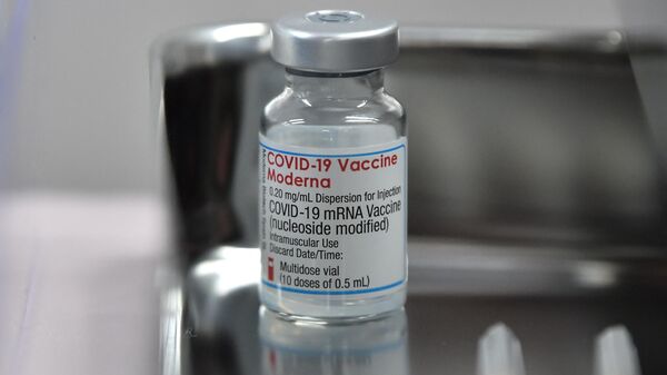 Ампула с вакциной Moderna от коронавируса - Sputnik Lietuva