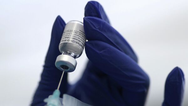 Ампула с вакциной Pfizer/BioNTech от коронавируса - Sputnik Литва
