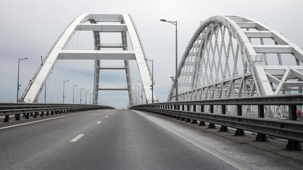 Автомобильная дорога на Крымском мосту, архивное фото - Sputnik Литва