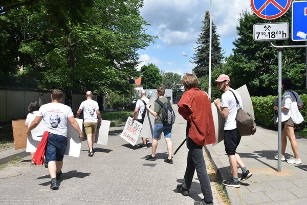  Vilniuje įvyko &quot;Wikileaks&quot; įkūrėjo Džuliano Asandžo ir žodžio laisvės palaikymo akcija. Protestuotojai susirinko prie Didžiosios Britanijos ambasados. - Sputnik Lietuva
