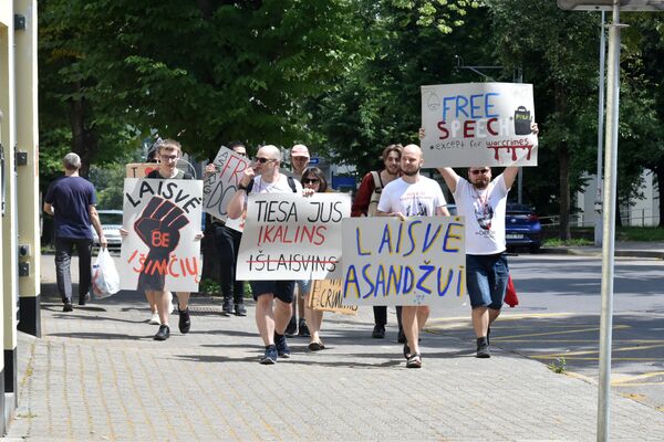  Užrašai ant plakatų: &quot;Laisvė be išimčių&quot;, &quot;Tiesa jus įkalins, išlaisvins (&quot;išlaisvins&quot; perbraukta)&quot;, &quot;Laisvė Asandžui&quot;. - Sputnik Lietuva