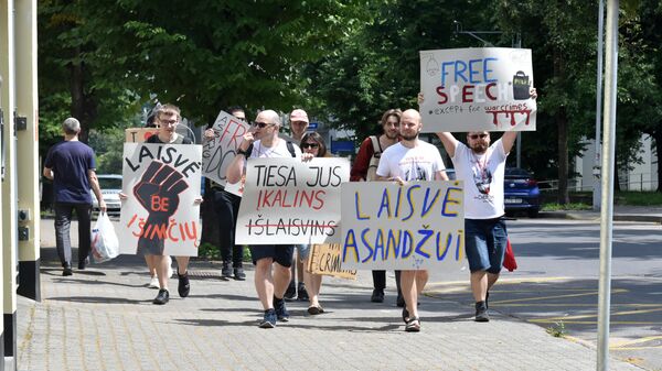 Акция в поддержку основателя Wikileaks Джулиана Ассанжа в Вильнюсе - Sputnik Литва