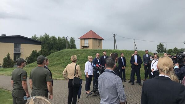 Глава Евросовета Шарль Мишель и премьер-министр Литвы Ингрида Шимоните на литовско-белорусской границе - Sputnik Lietuva