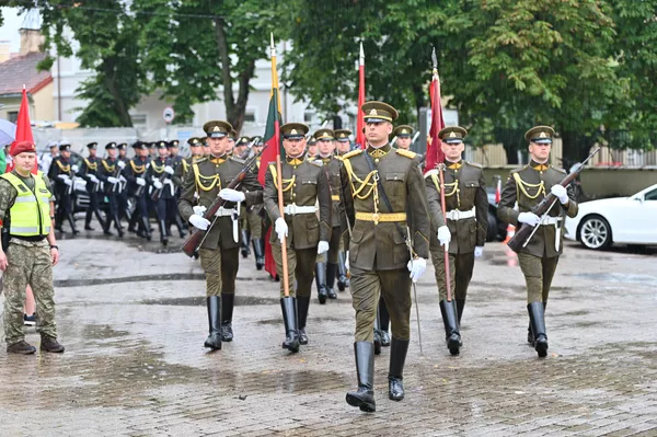 Nuotraukoje: Lietuvos valstybės vėliavos pakėlimo ceremonija Valstybės dienos šventės garbei prie Prezidentūros, Vilniuje. - Sputnik Lietuva