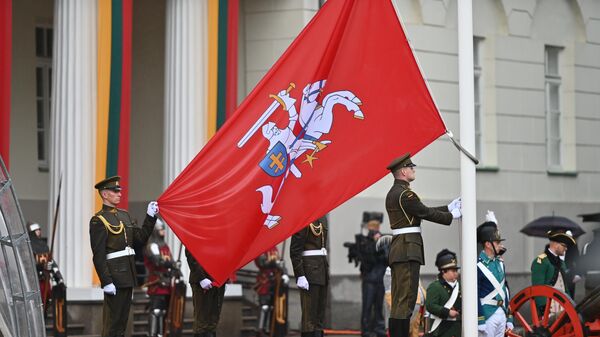 Церемония поднятия национальных флагов Литвы в честь празднования Дня государственности у президентского дворца в Вильнюсе - Sputnik Lietuva