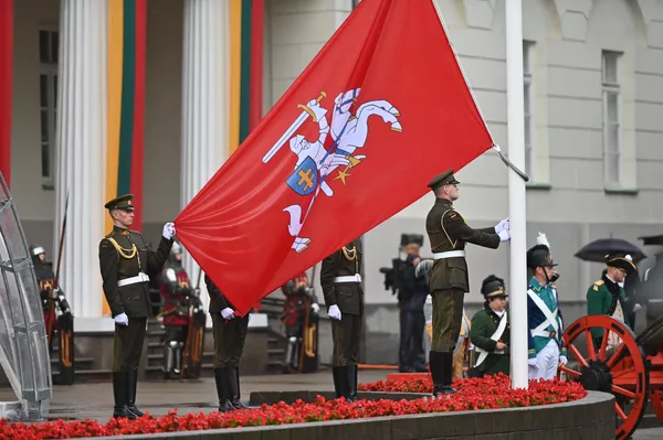 1253 metais didysis kunigaikštis Mindaugas kartu su žmona Morta buvo karūnuotas Lietuvoje ir tapo pirmuoju ir vieninteliu Lietuvos karaliumi, o Morta — pirmąja Lietuvos karaliene. Karūnavimas įvyko Naugarduke. - Sputnik Lietuva