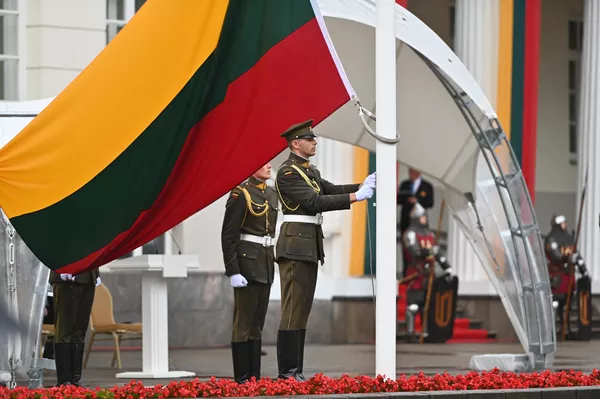 Karūnavimas įvyko po to, kai Mindaugas ėmėsi kompromisinio sprendimo su Livonijos ordinu, su kuriuo jis pirmiausia kovojo, o paskui priėmė katalikybę ir buvo karūnuotas popiežiaus pritarimu. - Sputnik Lietuva