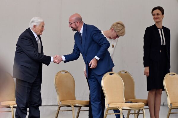 Nuotraukoje: Europos Vadovų Tarybos vadovas Šarlis Mišelis spaudžia ranką buvusiam Lietuvos prezidentui Valdui Adamkui. - Sputnik Lietuva