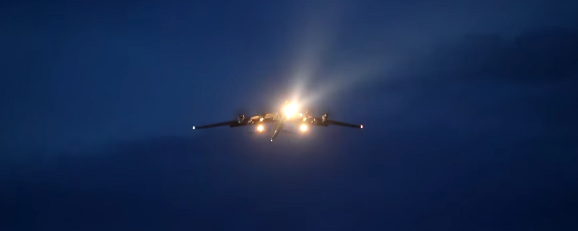 Минобороны РФ показало на видео полеты ракетоносцев Ту-95МС в ночное время - Sputnik Lietuva, 1920, 07.07.2021