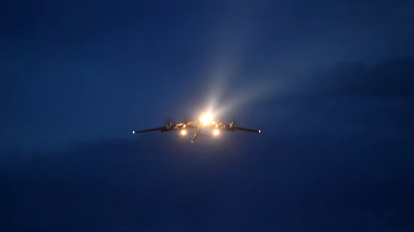 Минобороны РФ показало на видео полеты ракетоносцев Ту-95МС в ночное время - Sputnik Lietuva