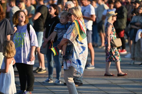 Жители столицы собрались на Кафедральной площади. Некоторые были с национальными триколорами. - Sputnik Литва