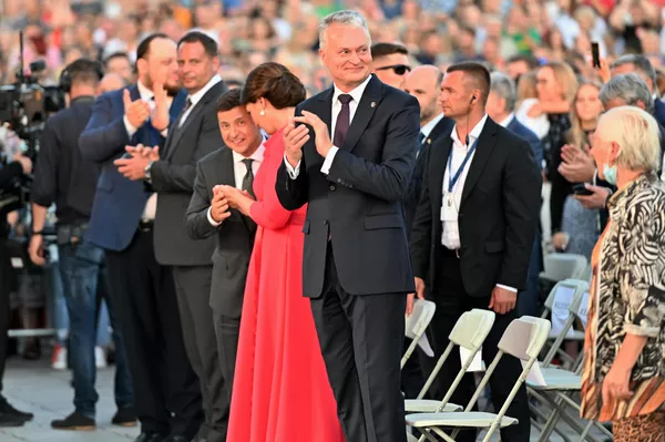 Lietuvos prezidentas Gitanas Nausėda su žmona Diana Nausėdiene ir Ukrainos prezidentu Vladimiru Zelenskiu. - Sputnik Lietuva